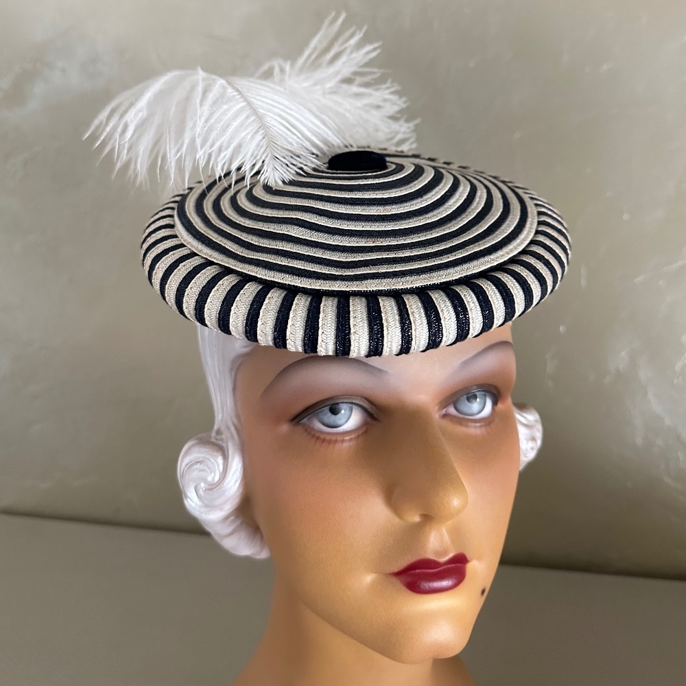 DELIGHTFUL 1930s' NAVY/WHITE STRAW TILT TOQUE WITH WHITE OSTRICH FEATHER
